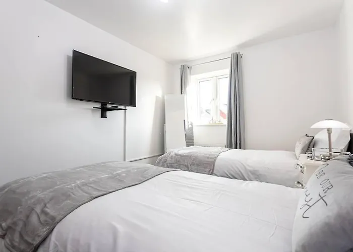Beautifully Designed 3 Bed House - In Manchester